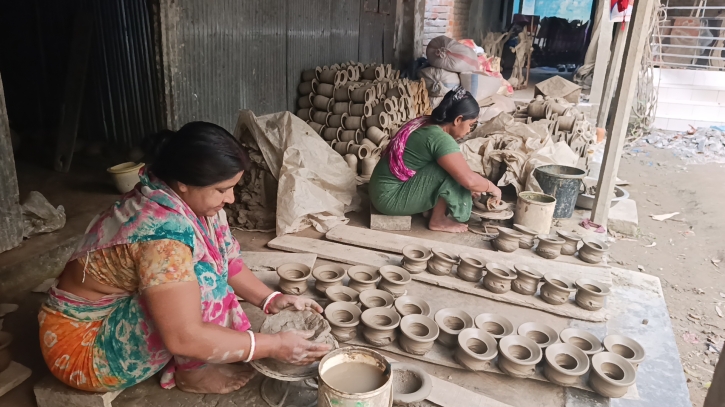 বৈশাখের আমেজে ভাটা, হারিয়ে যাচ্ছে মৃৎশিল্পীদের ব্যস্ততার দিন